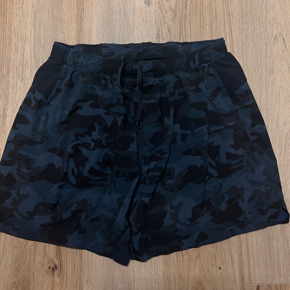 Lululemon Mens L dark blue/black camo shorts